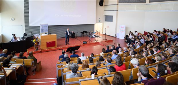 Bei der Eröffnung des DEGAM-Kongresses in Hannover waren sich die Zuhörer mit Redner Ulrich Schnabel einig: Allgemeinmedizin ist mehr als medizinische Versorgung.