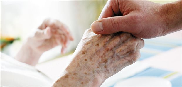 Eine Hand wird gehalten.