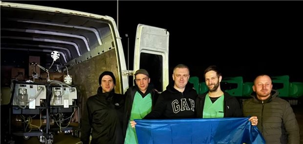 Bei der Übergabe von Spenden in der Ukraine: Christoph Schmidt
(2. von rechts).