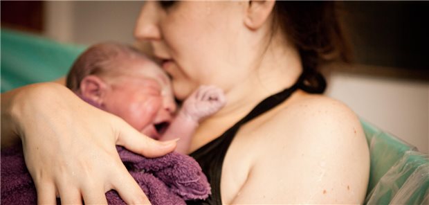 Wie und wo Kinder geboren werden, das hat einen Effekt auf ihr Mikrobiom Frau mit Neugeborenem