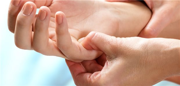 Bei einer Rhematoiden Arthritis ist in der Palpation ist immer eine weiche Schwellung zu tasten. (Symbolbild mit Models)