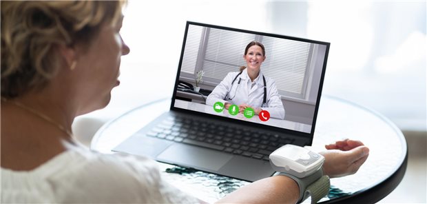 Bei eliPfad überprüfen Patienten regelmäßig Vitalwerte mit digitalen Messgeräten. Die Fallmanagerinnen überprüfen die Werte und informieren bei Auffälligkeiten die betreuenden Ärzte.