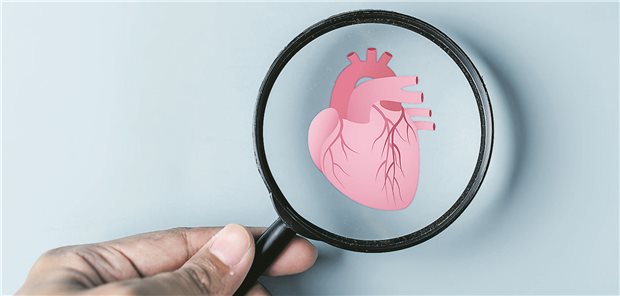 Eine weibliche Rednerin hält einen Vortrag auf einem medizinischen Kongress.