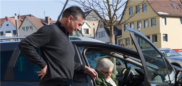 Beim Seniorenfahrdienst bringen Ehrenamtliche ältere Menschen zu Arztterminen oder Veranstaltungen.