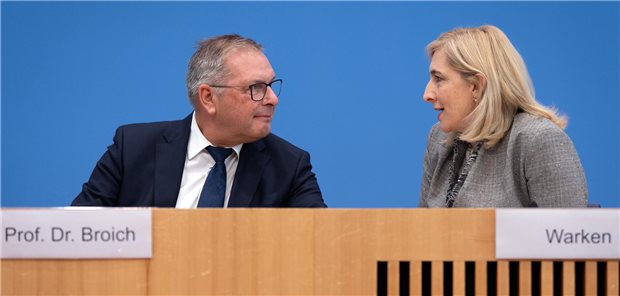 Beim Thema Forschungsdaten einig: Karl Broich, Präsident des Bundesinstituts für Arzneimittel und Medizinprodukte, und Ministerin Nina Warken am Donnerstag in der Bundespressekonferenz.