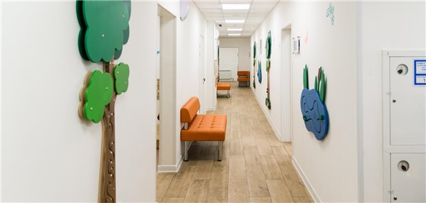 Sterbebegleitung junger Patienten und ihrer Familien Medizinisches Zentrum für Kinder mit Lernspielen an den Wänden.