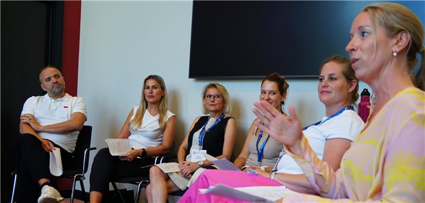 Personen berichteten beim MFA-Tag von ihren Quereinstiegen ins Gesundheitswesen.