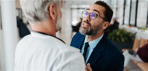 Beschäftigte in Kliniken sind immer häufiger aggressivem Verhalten von Patienten ausgesetzt. (Symbolbild mit Fotomodellen)