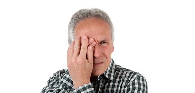 Besonders gefürchtet bei Riesenzellarteriitis: akuter Sehverlust durch eine unzureichende Durchblutung des Auges. (Symbolbild mit Fotomodell)