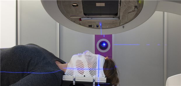 Frau bei der Bestrahlung.