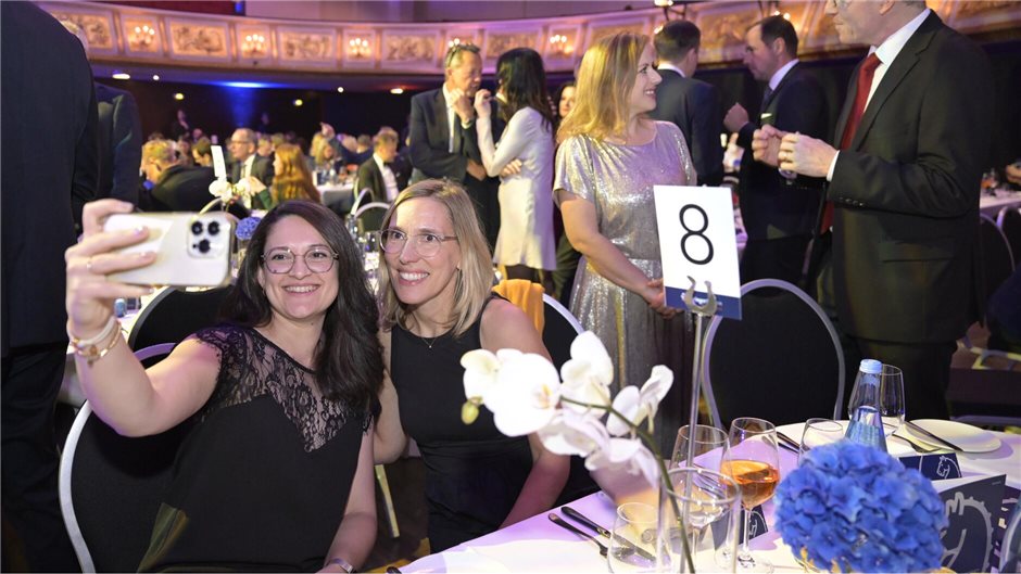 Besucherinnen der Springer Medizin Gala halten die gute Stimmung vor Ort in Berl...