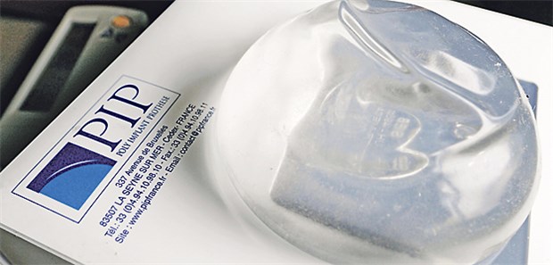 Betroffene Frauen müssen weiter auf Entschädigung warten: Vielen sind minderwertige Silikonimplantate des Herstellers PIP eingesetzt worden.