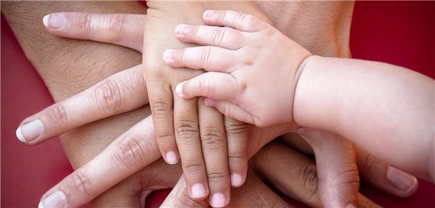 Aufeinandergelegte Hände