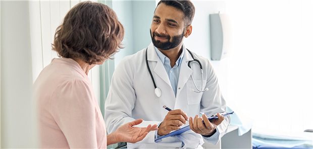 Arzt im Gespräch mit Patientin