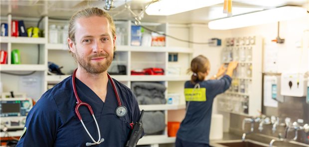 Schiffarzt Jörg Schmid mit Crew-Kollegin in seiner kleinen Klinik an Bord.