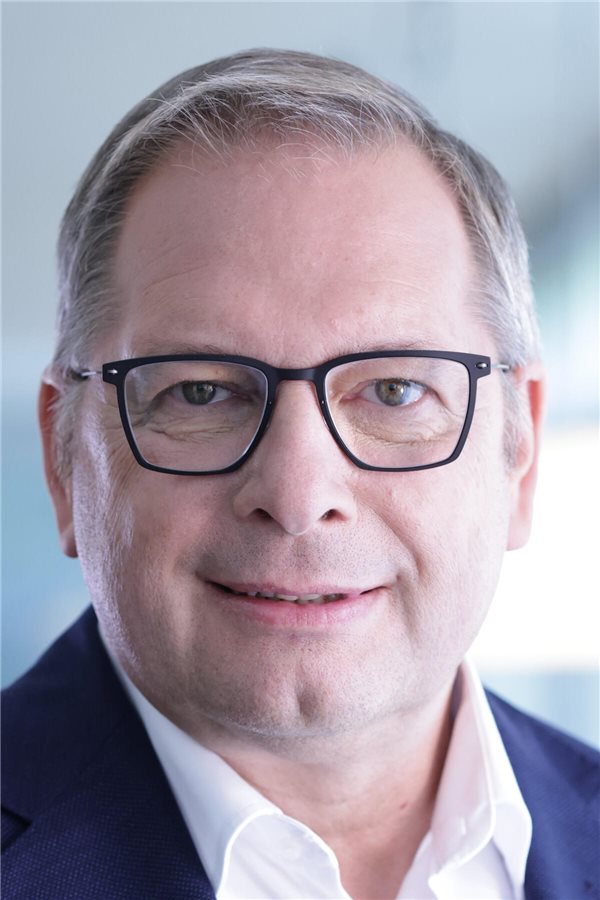 Trends der Arzneimittelzulassung in Deutschland/EU versus FDA: Fallbeispiele Portrait Prof. Dr. Karl Broich