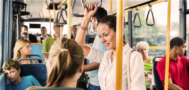 Chronisch krank? Grippeimpfung kann Leben retten Junge Frau spricht mit einer Freundin im Bus