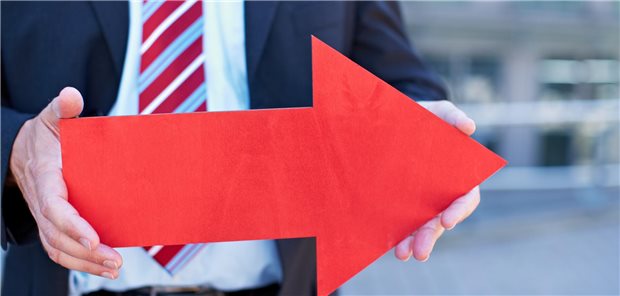 Roter Pfeil zeigt nach rechts und wird von Geschäftsmann gehalten