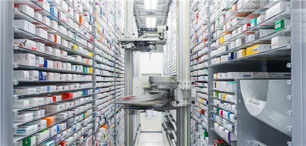 Blick in das automatisierte Medikamentenlager einer Apotheke: Die EU-Kommission hat weitreichende Vorschläge zur Umgestaltung des EU-Arzneimittelrechts vorgelegt.
