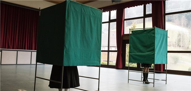 Wahlprogramm: Linke peilt kommunale Zentren als „Rückgrat“ wohnortnaher Versorgung an Blick auf eine Wahlkabine.