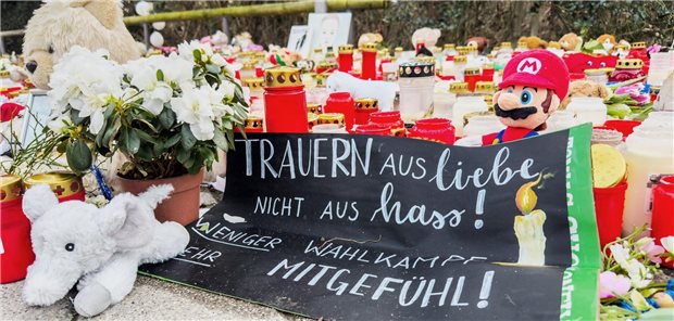 Blumen und Kerzen in unmittelbarer Nähe zum Tatort des tödlichen Messerangriffs in Aschaffenburg.