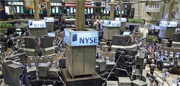 Nach Rekordjahr: Luft für Aktien wird 2025 dünner Broker im Handelsraum der New Yorker Börse NYSE Stock Exchange Euronext. Dem Markt in den USA traut die apoBank eine bessere Performance zu als europäischen Aktienmärkten.