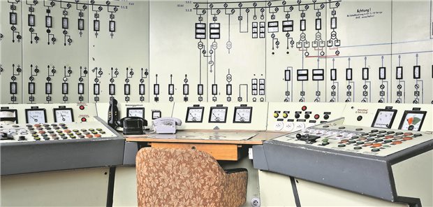 Ein Raum mit einigen Steuerungsanzeigen.