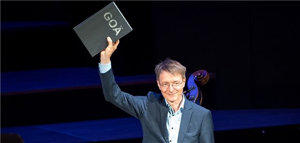 Union beantragt unverzügliche GOÄ-Novellierung Bundesgesundheitsminister Karl Lauterbach hält eine symbolische neue GOÄ in der Hand, die ihm beim Ärztetag im vergangenen Jahr überreicht wurde. Solange sich die FDP aber nicht offen für eine Anhebung der Beitragsbemessungsgrenze zur GKV zeigt, will der Minister auch nicht über die GOÄ-Reform reden.