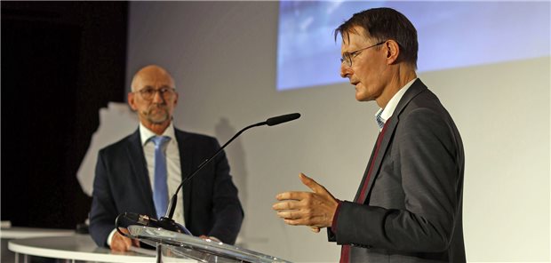 Bundesgesundheitsminister Professor Karl Lauterbach (re.) bezog Stellung zu den Fragen von Wolfgang van den Bergh, Herausgeber der Ärzte Zeitung, über das eben vom Bundestag beschlossene GKV-Finanzstabilisierungsgesetz.