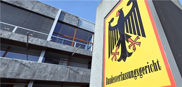 Bundesverfassungsgericht: Triage-Regelung nicht mit Grundgesetz vereinbar Ein Hinweisschild mit Bundesadler vor dem Bundesverfassungsgericht in Karlsruhe.