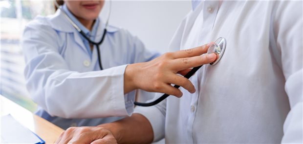 Herz-Prävention: Kardiologen und Allgemeinmediziner häufig uneinig Eine Ärztin hört das Herz eines Patienten ab.