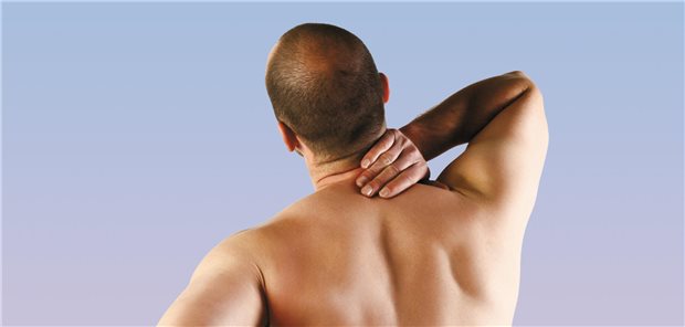 Schmerztherapie: Neueste Zahlen bestätigen Handlungsbedarf Mann greift sich an den Nacken.