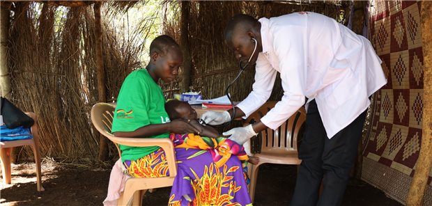 Gesundheitswesen im Südsudan leidet unter Unterfinanzierung und Konflikten Clinical Officer Anthony Olanya Okok (rechts) arbeitet für die Johanniter. Er hilft bei der Versorgung junger Mütter und ihrer Kinder.