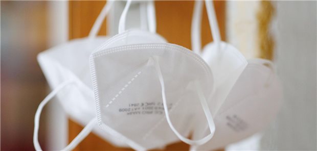 Corona-Gefälligkeitsatteste: Haftstrafe für Ärztin bestätigt Corona-Masken hängen an einer Türklinke.