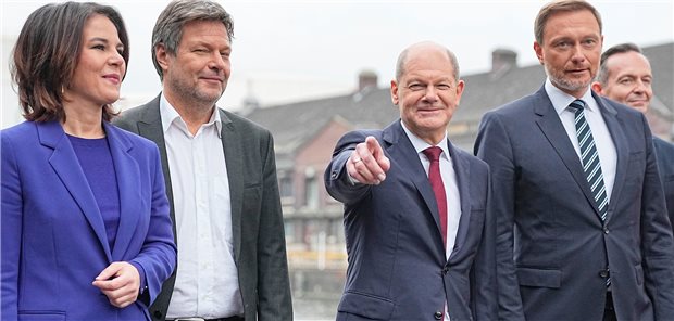 Da geht’s lang. Kanzlerkandidat Olaf Scholz (SPD) vor der Vorstellung des Koalitionsvertrags. Links von ihm die Grünen-Chefs Annalena Baerbock und Robert Habeck, rechts FDP-Vorsitzender Christian Lindner.