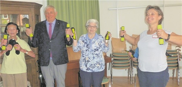 Da muss auch der Minister ran: Karl-Josef Laumann bei der Gymnastikgruppe im Pflegeheim.