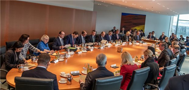 Nina Warkens Krankenhausreform: Verbessert oder verwässert? Das Bundeskabinett hat am Mittwoch einen Haken an die Vorlage zu Krankenhausreform von Bundesgesundheitsministerin Nina Warken gemacht. Damit können nun die parlamentarischen Beratungen im Bundestag beginnen.