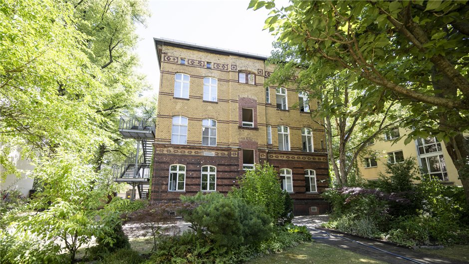 Das Haus der Jenny De La Torre-Stiftung verfügt über einen großen Garten. Im Som...