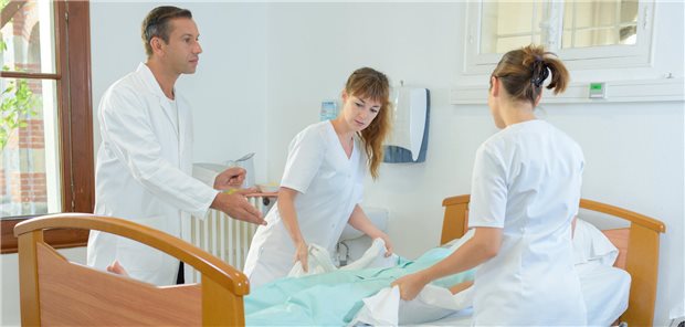 Pflegeausbildung wird in Deutschland beliebter Das Interesse an einer Pflegeausbildung steigt.