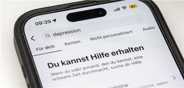 Auf einem Smartphone ist eine Suchansicht innerhalb einer Social-Media-App zu sehen, die bei dem Begriff "Depression" Hinweise auf Hilfsangebote und Unterstützung einblendet.