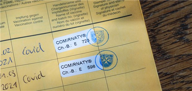 Corona-Impfung: Landgericht Frankfurt weist Schmerzensgeldklage gegen BioNTech ab Impfausweis mit Corona-Impfungen