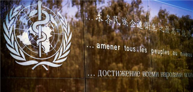 Das Logo der Weltgesundheitsorganisation ist am Hauptsitz der WHO in Genf zu sehen.