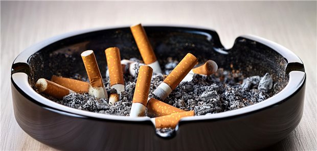 Lungenkrebs-Früherkennung mittels CT bei Risikopatienten: Offenbar hohe Teilnahmebereitschaft Zigaretten in einem Aschenbecher