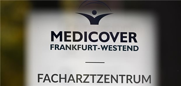 Eingang des Medizinischen Versorgungszentrums (MVZ) im Frankfurter Stadtteil Westend aufgeführt.