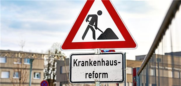 Ein Baustellen-Warnschild mit dem Zusatzschild: Krankenhausreform, symbolisiert die laufenden Änderungen und Herausforderungen im Gesundheitssystem. FOTOMONTAGE
