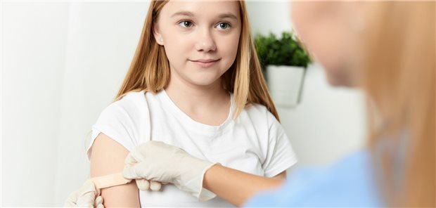 Ein Mädchen bekommt ein Pflaster aufgeklebt.