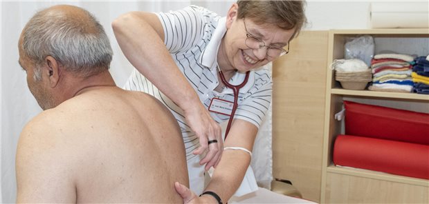 Maria Goetzens auskultiert einen Patienten.