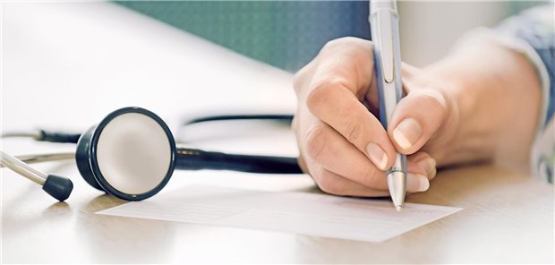 Das Rezept gehört nach richterlicher Meinung per Hand unterschrieben. Andernfalls kann es teuer werden.