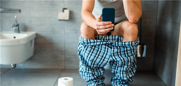 Darmkrebs-Screening: Smartphone-basierter FIT-Stuhltest ähnlich präzise wie Labortest Das Smartphone beim Toilettengang mitzunehmen, könnte sich bald auch für die Darmkrebsvorsorge lohnen.