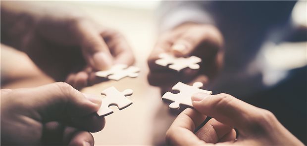 Registerdaten: Ihr Potenzial für die Versorgungsforschung ist noch nicht ausgelotet Vier Hände halten Puzzle-Teile zusammen.